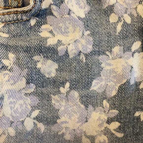 *SOLD*Low-Rise Floral Print Cut-Offs - Picture 13 of 13